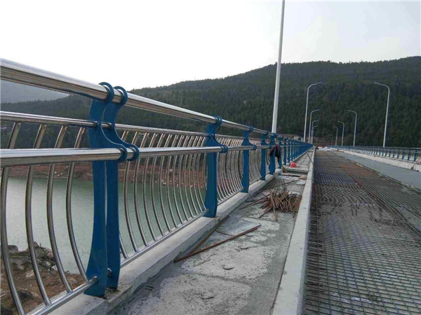 巴音郭楞不锈钢桥梁护栏的特点及其在桥梁安全中的重要作用