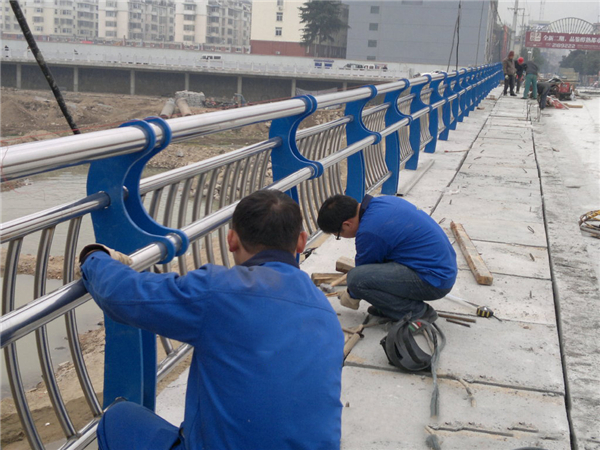 巴音郭楞不锈钢河道护栏的特性及其在城市景观中的应用