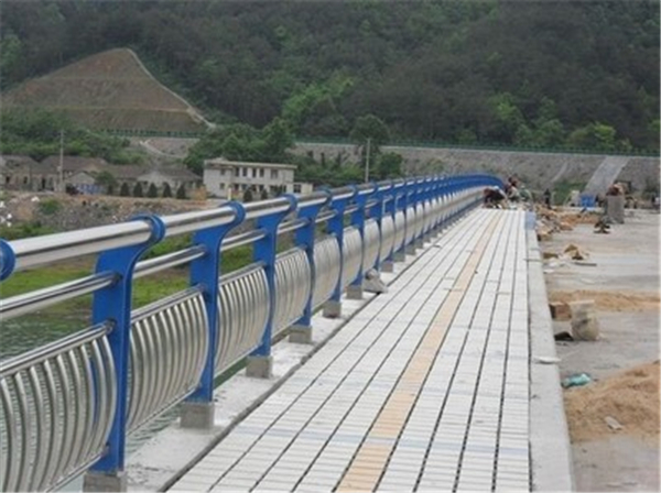 巴音郭楞不锈钢桥梁护栏的特性及其在现代建筑中的应用